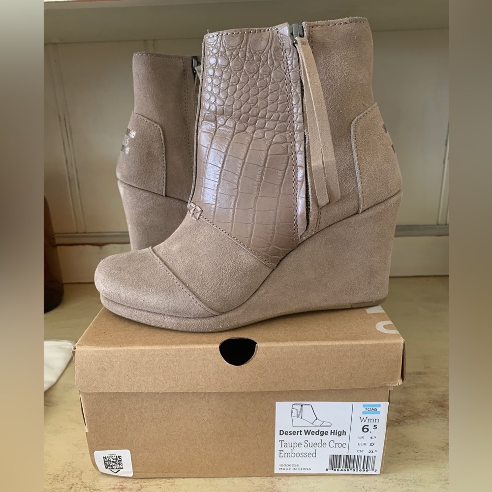 Toms Desert Wedge High size 6.5 Taupe Suede Croc Embossed boot